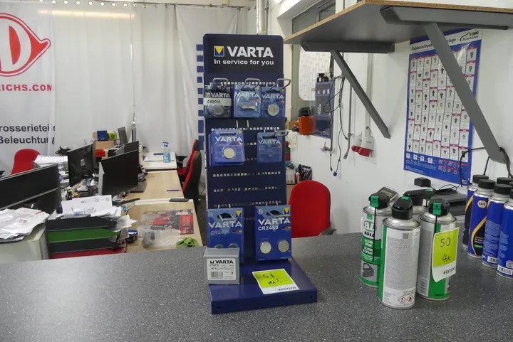 VARTA Verkaufsregal mit Inhalt verschiedene Batterien